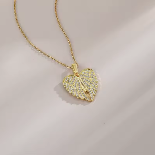 Collana con ciondolo a forma di cuore racchiuso da ali brillanti