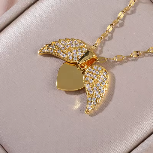 Collana con ciondolo a forma di cuore racchiuso da ali brillanti