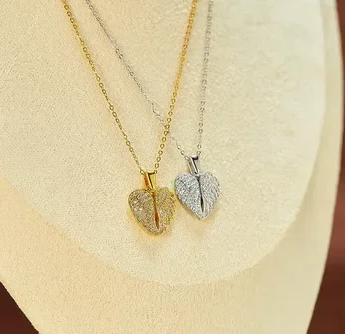 Collana con ciondolo a forma di cuore racchiuso da ali brillanti